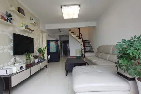 鲁商蓝岸国际南区 4房2厅2卫 南 精装