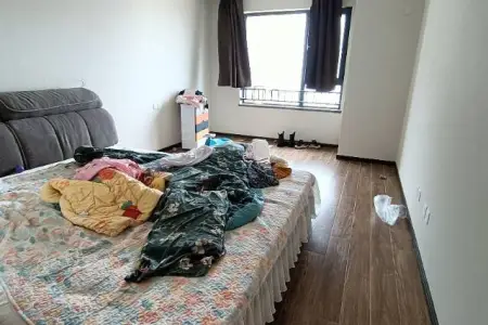 维多利亚湾南区（7-10）期 4室2厅2卫南 精装