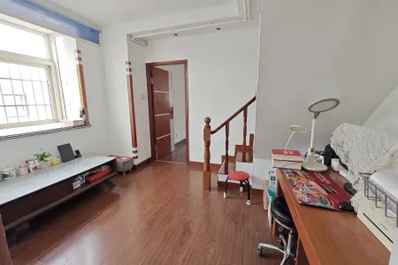 红卫小区 2房1厅2卫 南 精装