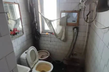 医院附近 3室2厅1卫 南 毛坯