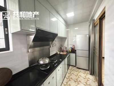 公益小区 3室2厅2卫 105万元 