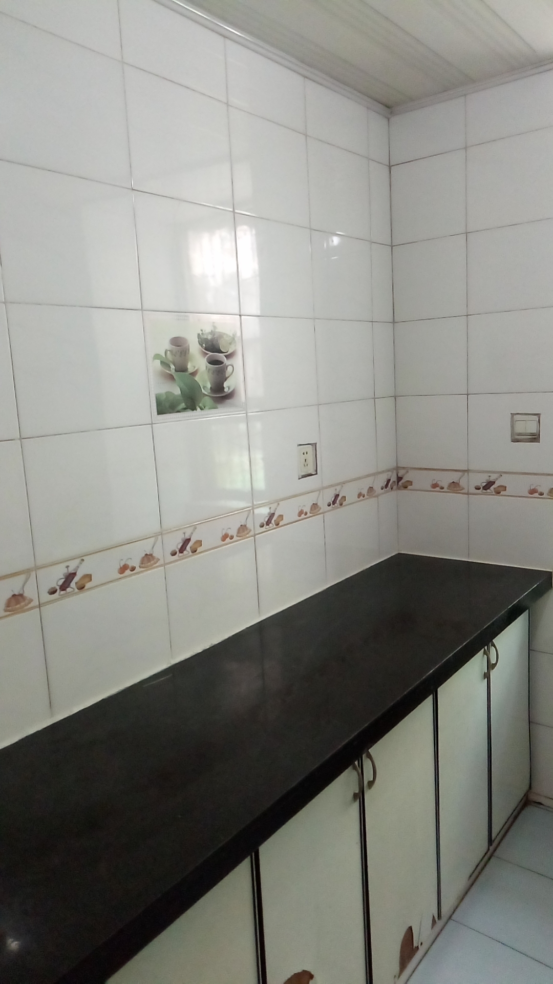 西湖小区，3房2厅1卫，简装，1000.0元/月，新房联网（独家代理）