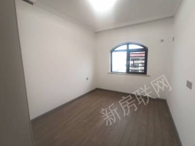 金涛国际华城 4室2厅1卫 50万 南北通透,三证齐全,满两年