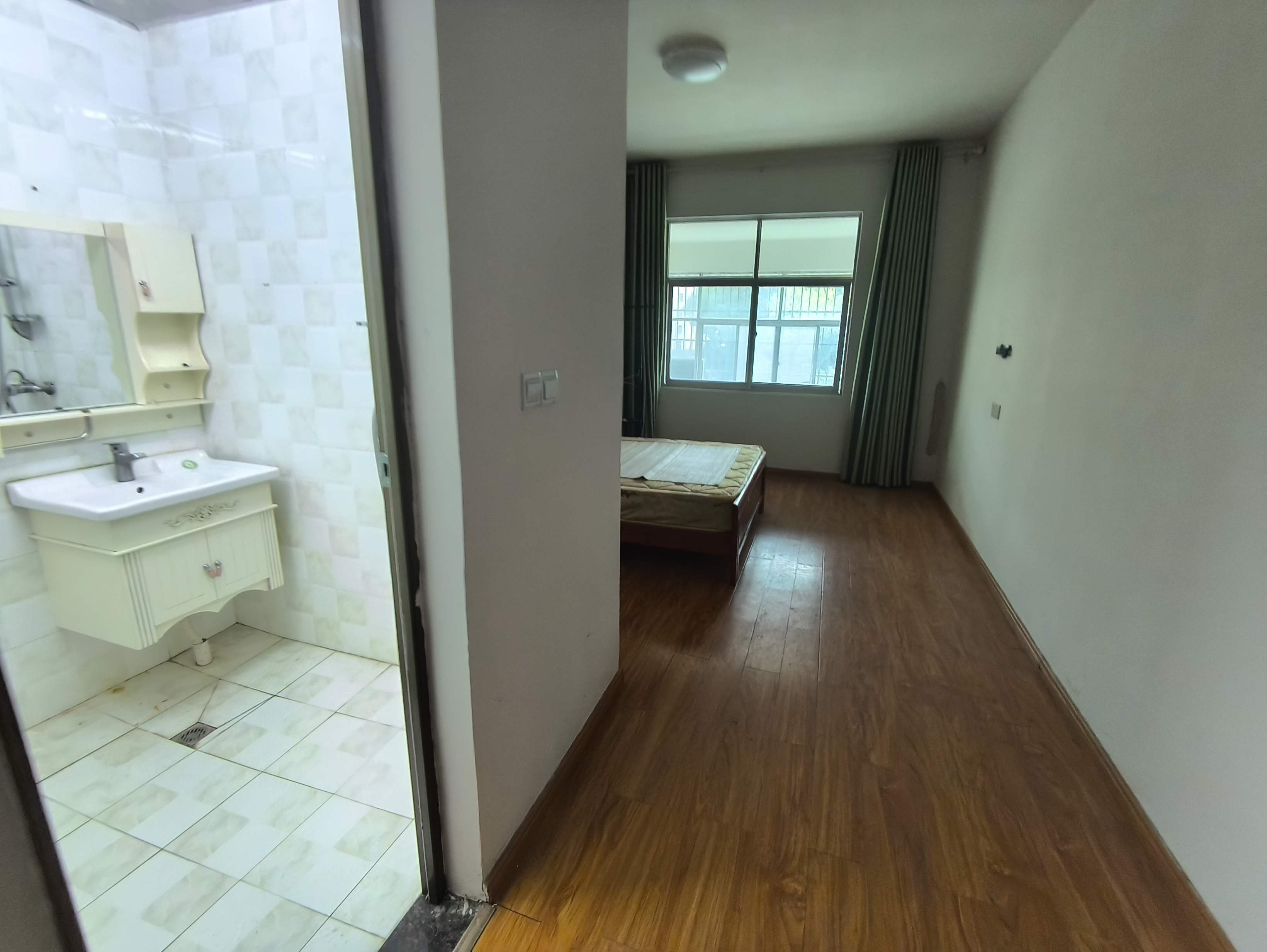 交警大队宿舍 4室2厅2卫 1,200元/月 南北通透,拎包入住,宜商宜住