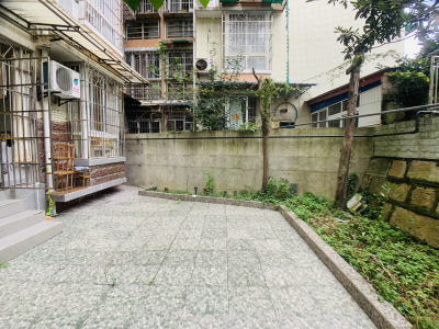 江岸山景