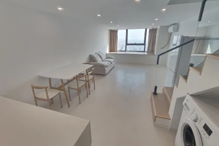 中建大厦 1室1厅1卫 2,000元/月 南北通透,好景观,家电齐全