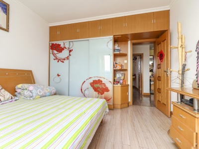 南瑞瑞东园一期 3室2厅2卫 1,900元/月 南北通透,采光充足