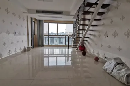 龙湖花园 4室1厅1卫 1500元/月 南北通透,附带车位