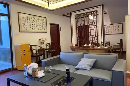 新华联鸠兹古镇 3室2厅2卫 8,000.0元/月 南北通透,商住两用,房产证在手里