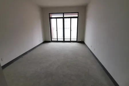 新里城凤鸣苑 2室2厅1卫 46.8万元 南北通透,三证齐全,满两年