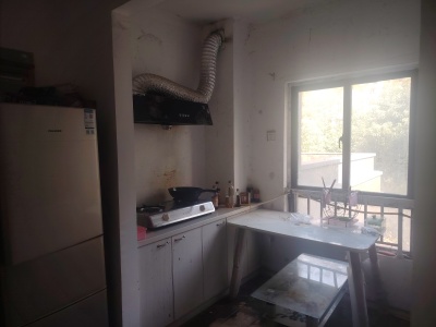 城市之光第二街区 3室2厅2卫 140万元 南北通透,采光充足,房产证在手里