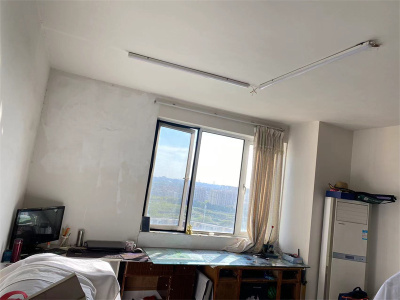 凤凰城南岛红枫轩 4室2厅2卫 1,300元/月 南北通透,业主急售,附带车位,房产证在手里