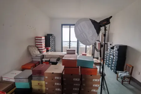 荆山花园东区 3室2厅1卫 70万元 南北通透,采光充足,沿河景观