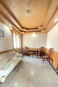 沿河小区 2室1厅1卫 1,300元/月 业主急售,南北通透,性价比高