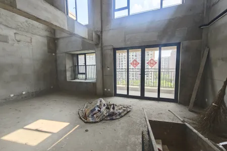 中梁国宾府 4室2厅2卫 1,000元/月 南北通透,采光充足