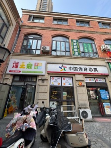 万科海上传奇 临街商铺 84,000元/年 繁华地段,带租约,可分隔两层