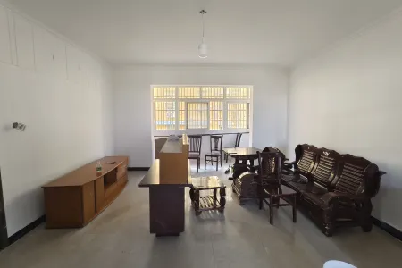 银湖小区(三山区) 3室2厅1卫 1,000元/月 南北通透,采光充足