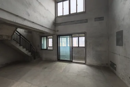 港龙湖山映 4室2厅2卫 900元/月 南北通透,业主急售,性价比高