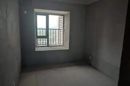 高速御府 3室2厅1卫 800元/月 南北通透,采光充足,房产证在手里