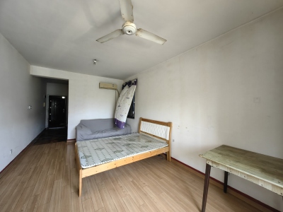 绿地4号地块南区(凯旋豪庭) 1室1厅1卫 900.0元/月 业主急售,采光充足,房产证在手里