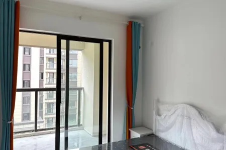 高速东方御府 4室2厅1卫 2000元/月 采光充足