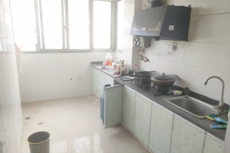 三华新城E区 2室2厅1卫 700元/月 南北通透,采光充足