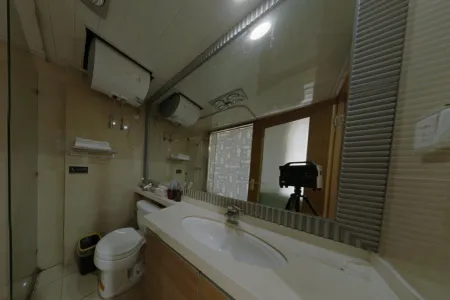 万达广场一期 1室0厅1卫 1,600元/月 采光充足,房产证在手里