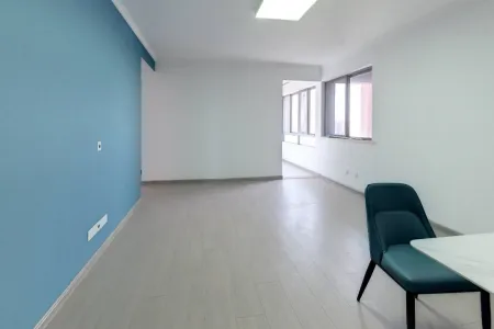 中建500米 2室2厅1卫 1,900元/月 南北通透,采光充足