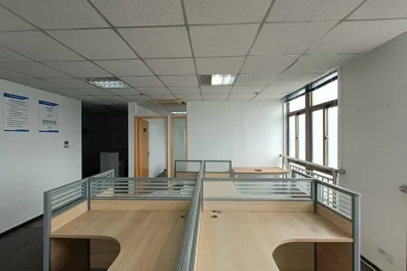 泰鑫商务中心 1室0厅0卫 3300.0元/月 地铁房