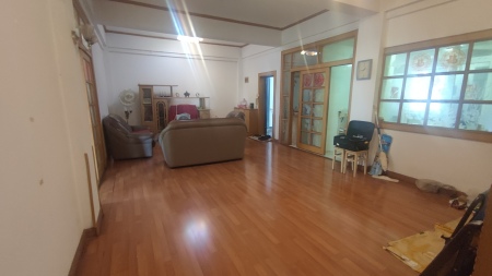 芜宁路香山综合楼 4室2厅1卫 99万 学区房,好景观