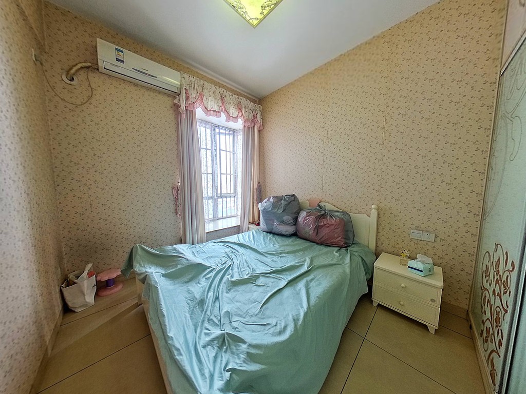 西泉怡庭