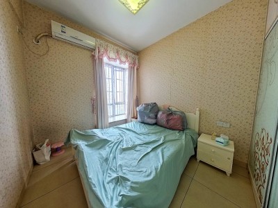 西泉怡庭