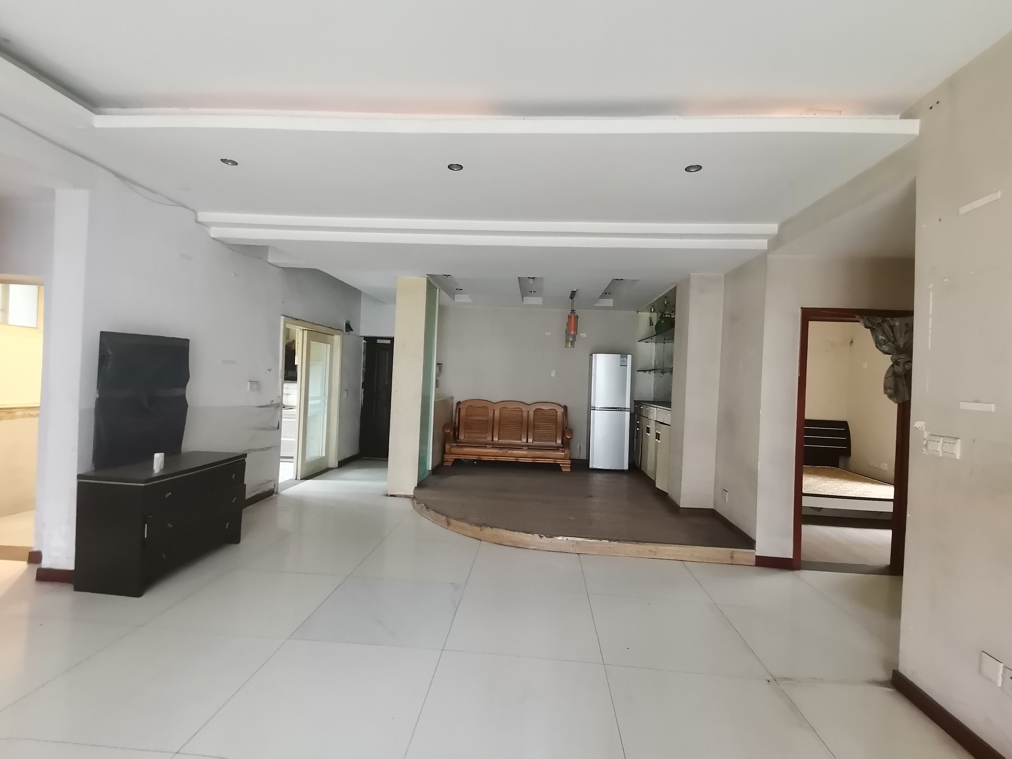 （火车站）罗浮阳光 4室2厅2卫 南