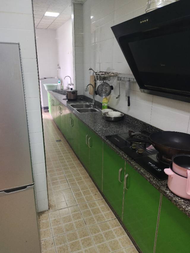 西泉怡庭