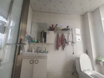 西泉怡庭