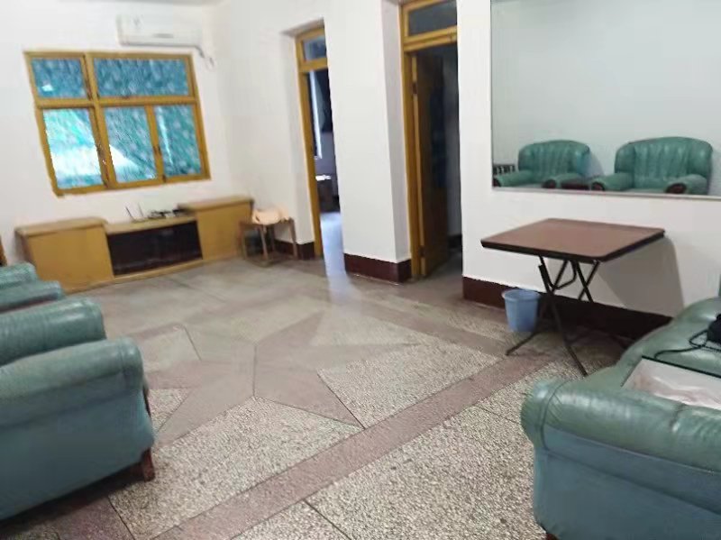 （火车站）西晶农贸市场 3室1厅1卫 南