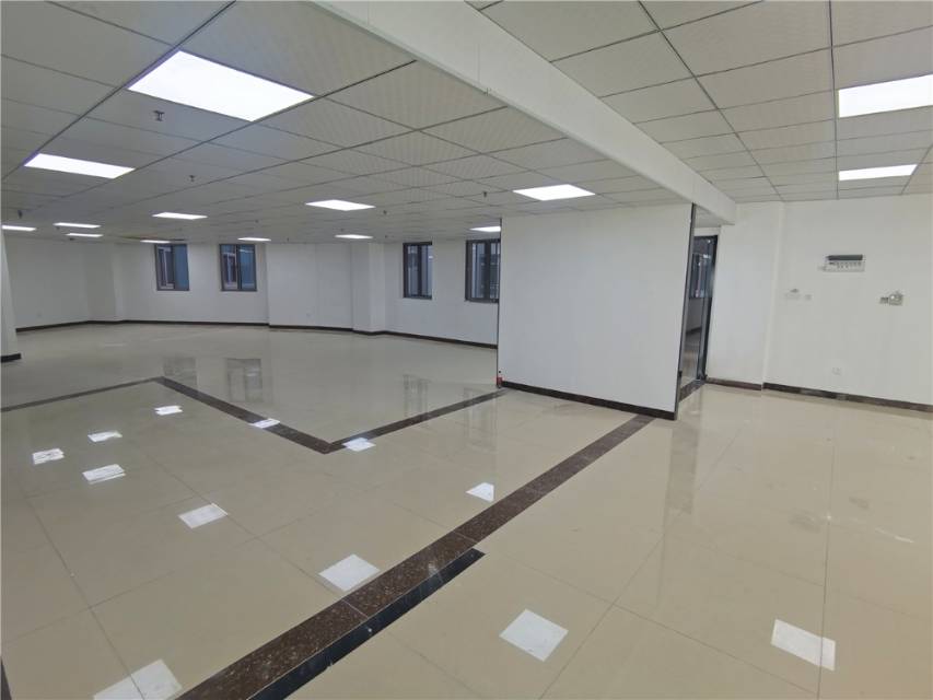 银荷大厦(17租)朝南向 精装办公 平层 位于会展中心2+1,办公家具