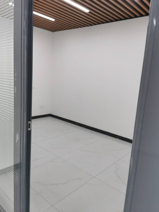 碧桂园凤凰中心（17租）朝南向 精装办公  位于奥体中心2+1