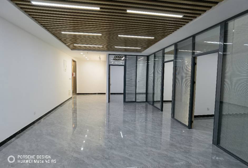 碧桂园凤凰中心（17租）朝东向 精装办公  位于奥体中心  