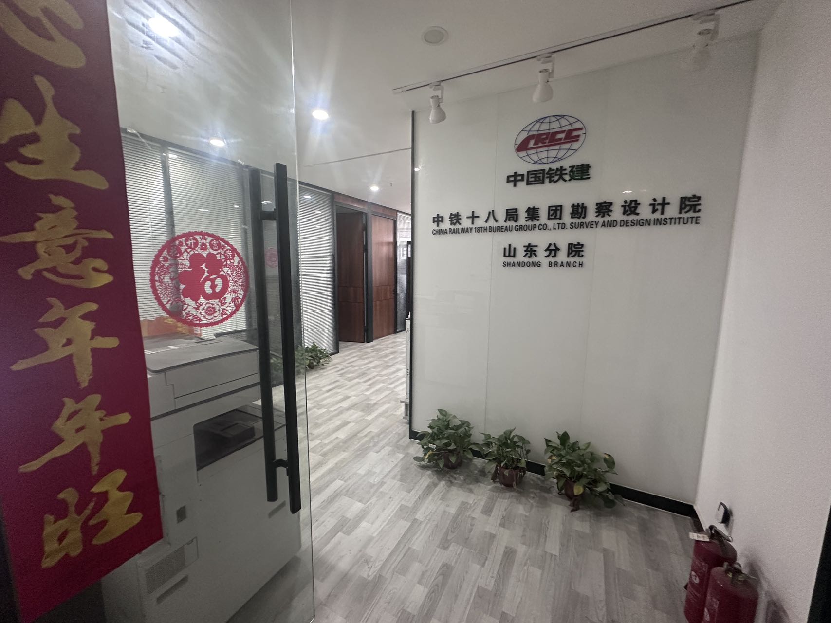 银丰东8区(17租)朝北向 精装办公  位于唐冶西路  电梯口,2+1