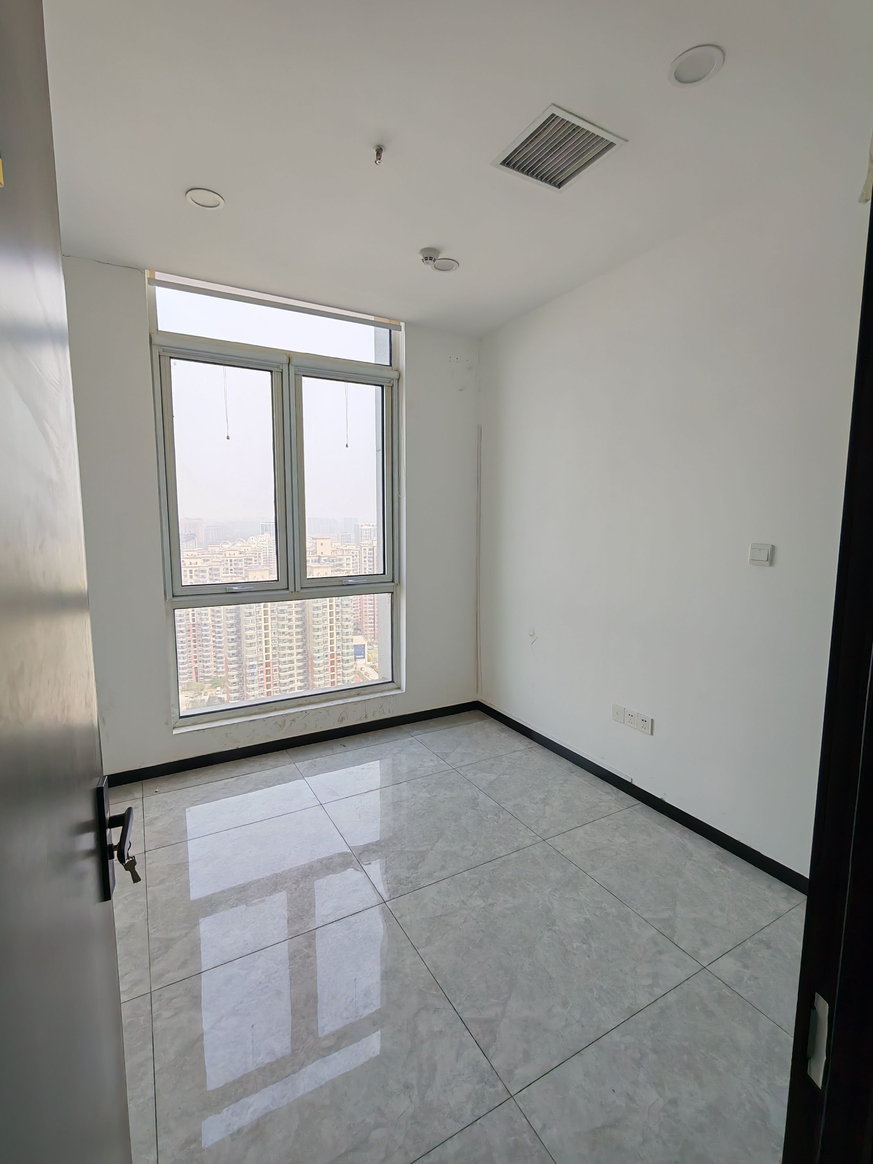 山钢新天地(17租)朝北向 精装办公 平层 位于会展中心 视频房