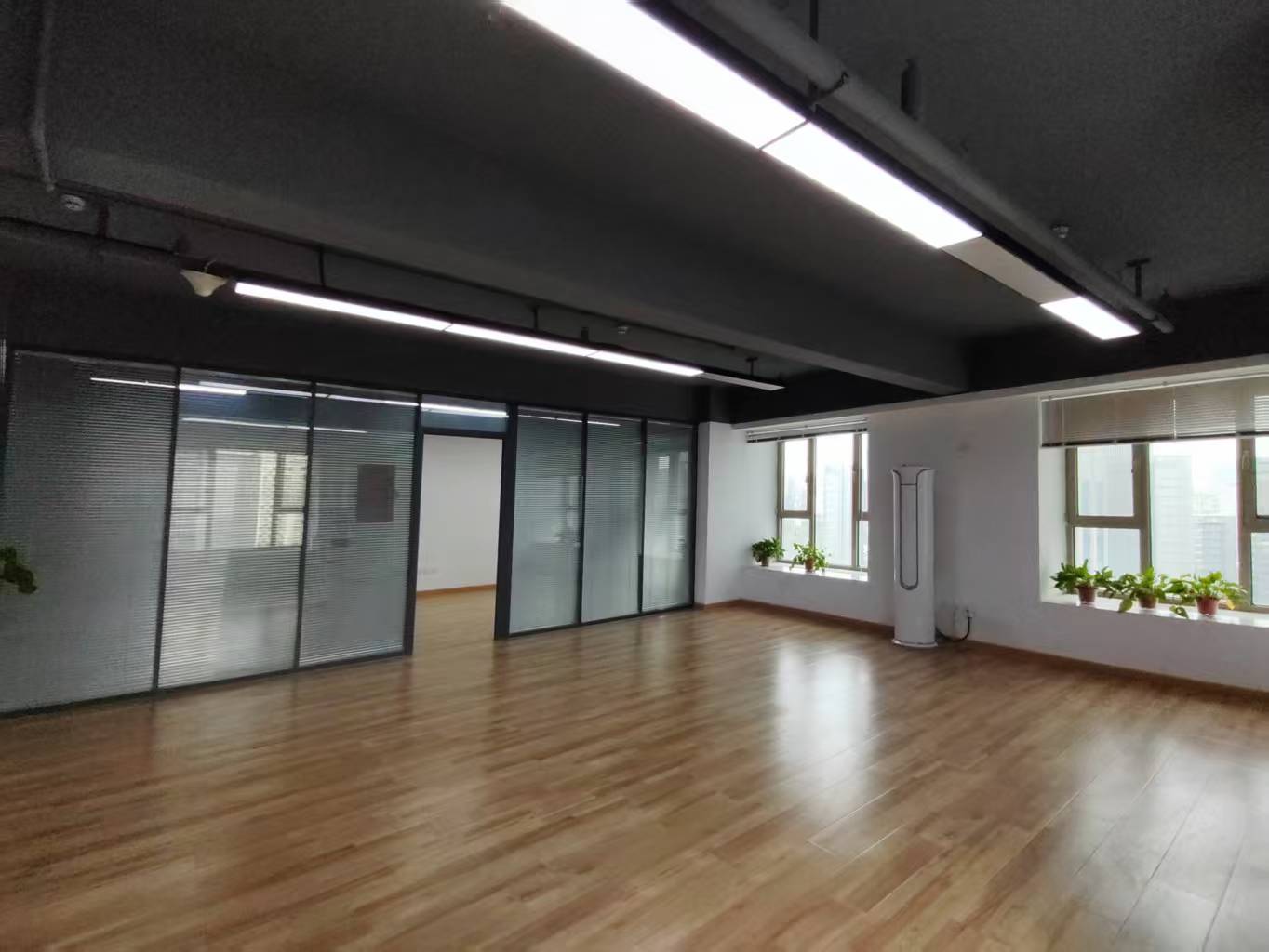 海信天辰九号（17租）朝向 精装办公  位于会展中心