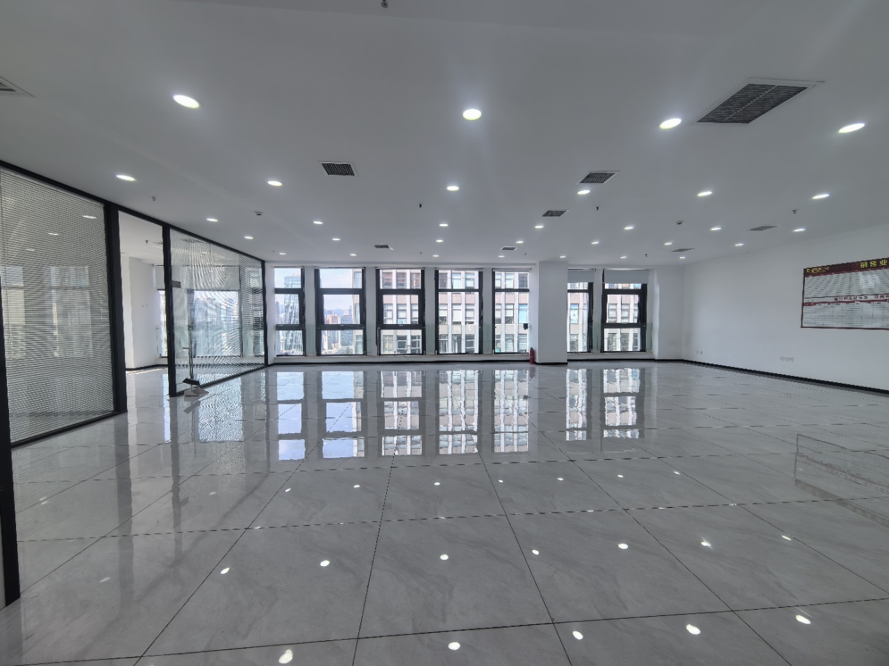 高新万达(17租)朝西南向 精装办公 平层 位于会展中心  @亮点@