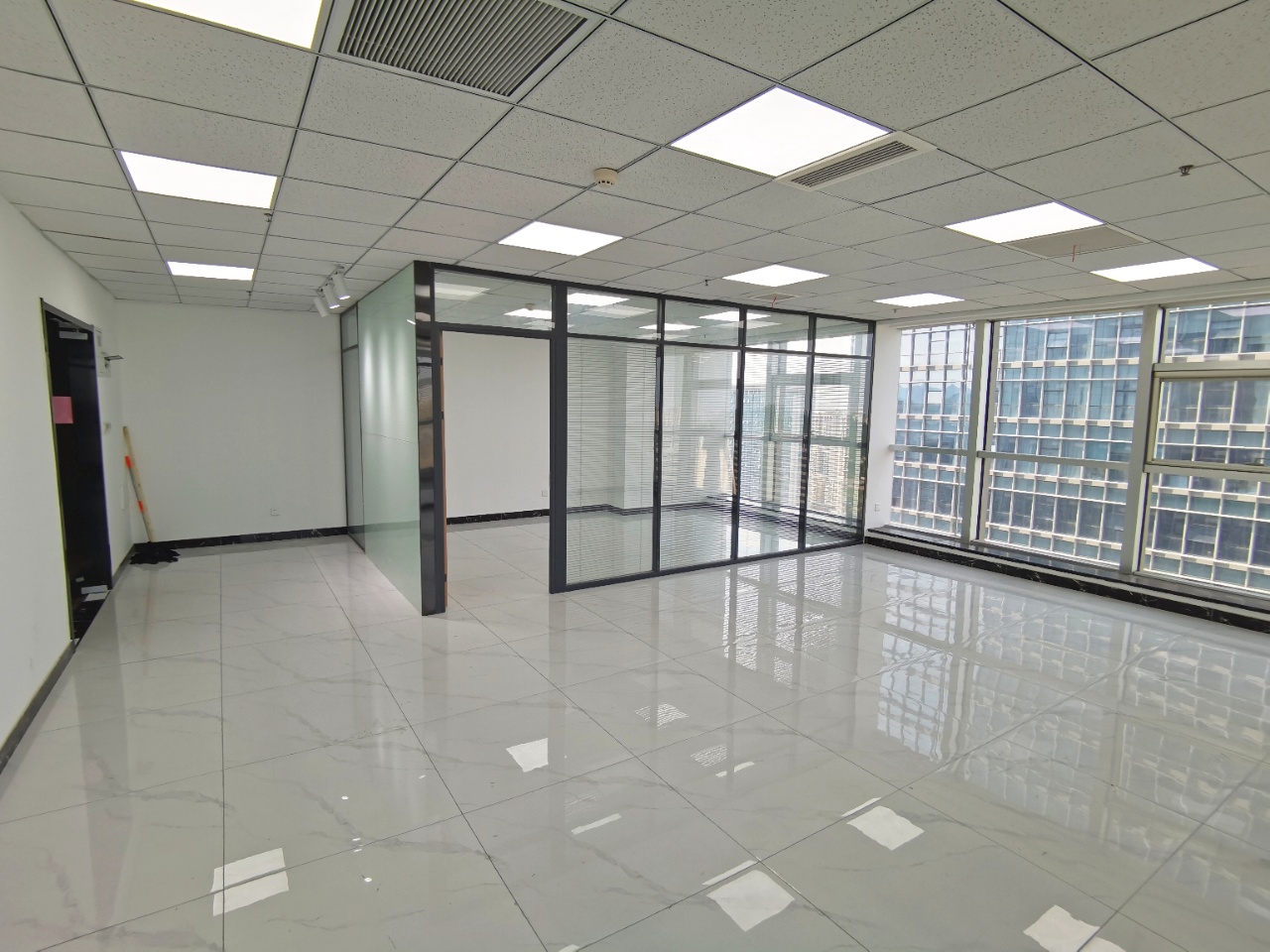 鲁商国奥城(17租)朝东北向 精装办公 平层 位于奥体中心   2+1,视频房