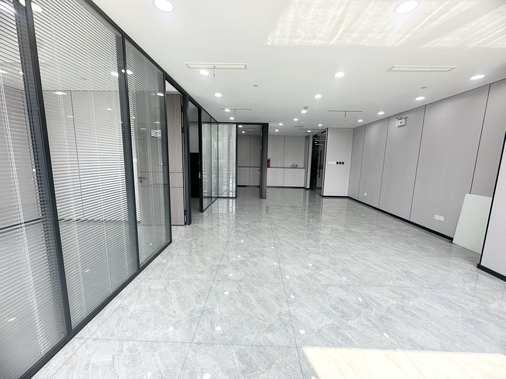 汉峪金谷(17租)朝西向 精装办公 平层 位于舜华路3+1