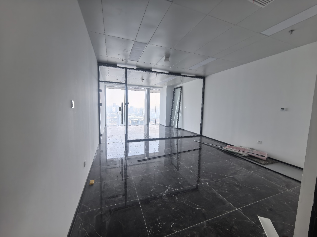 华润中心万象城(17租)朝东向 精装办公 平层 位于姚家1+1