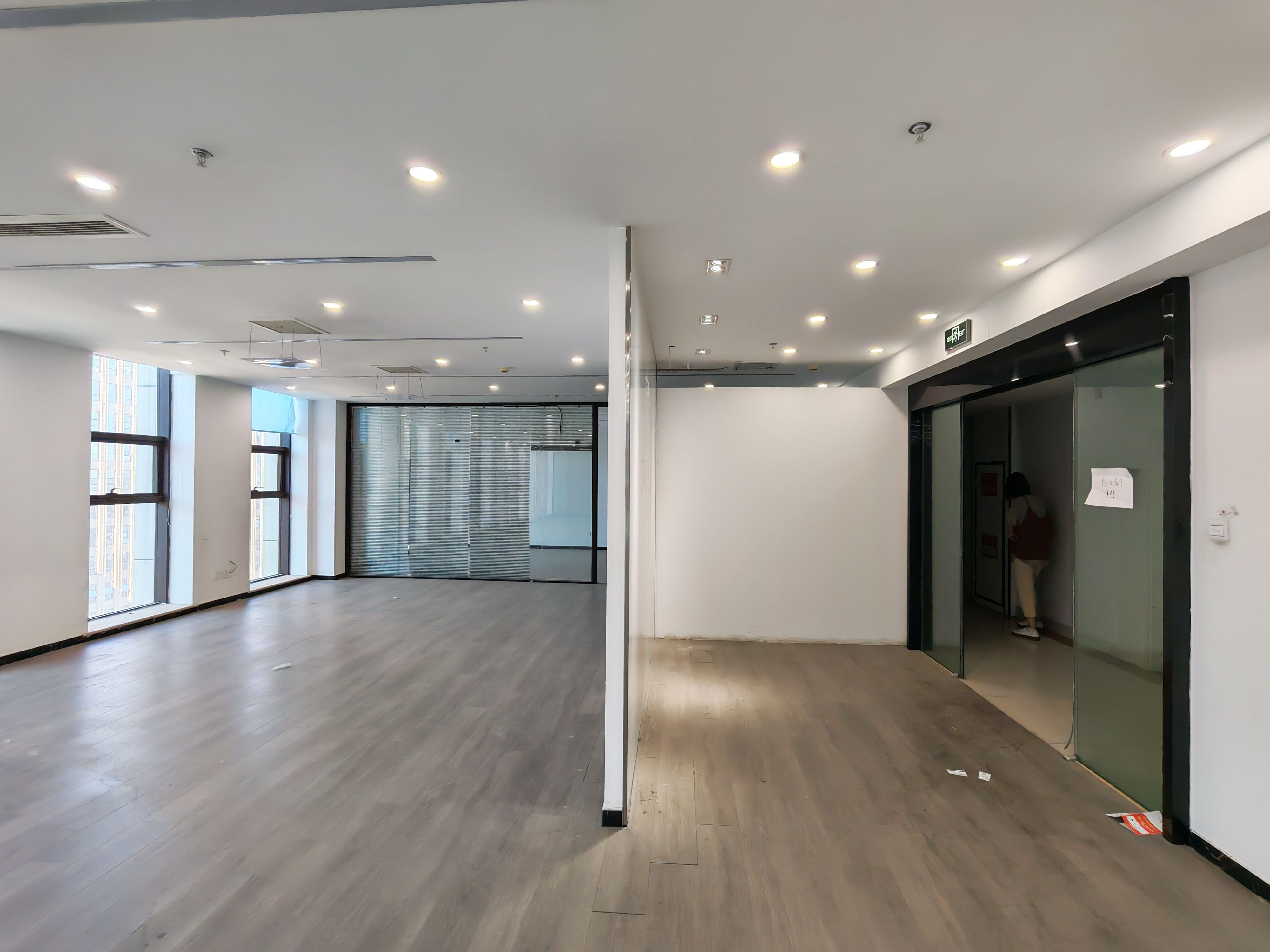 龙奥金座(17租)朝南向 精装办公 平层 位于奥体中心  电梯口