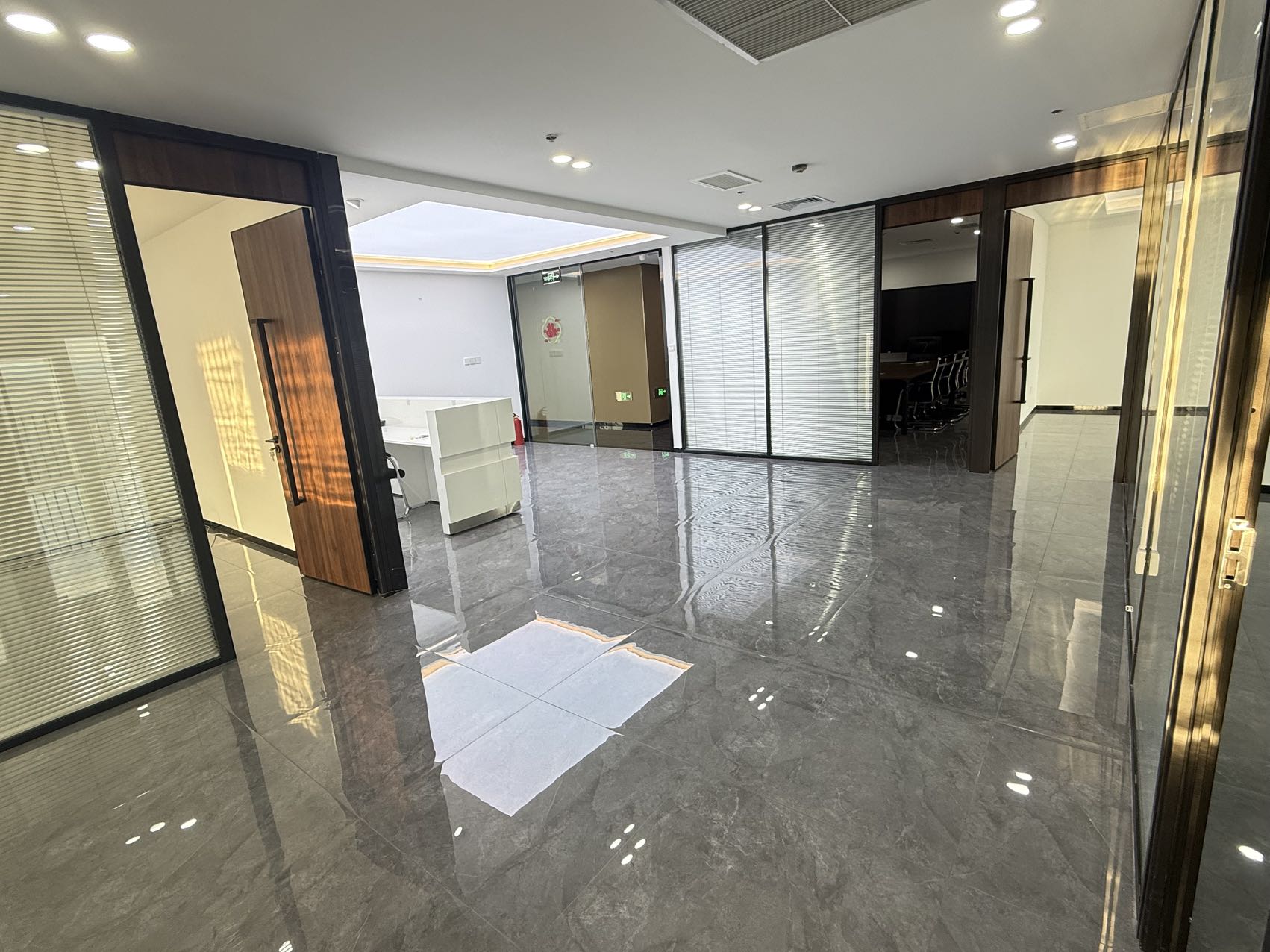 华润中心万象城(17租)朝西南向 精装办公 平层 位于姚家  多面采光,5+1