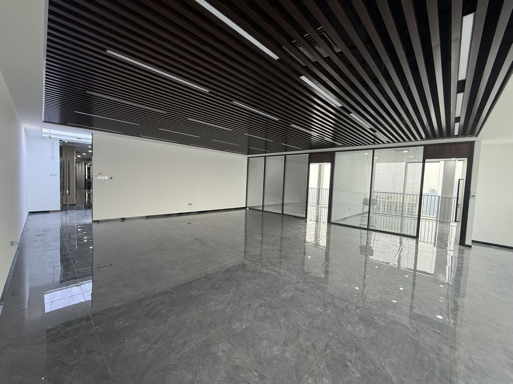 华润中心万象城(17租)朝东北向 精装办公 平层 位于姚家  2+1,多面采光,租价含税