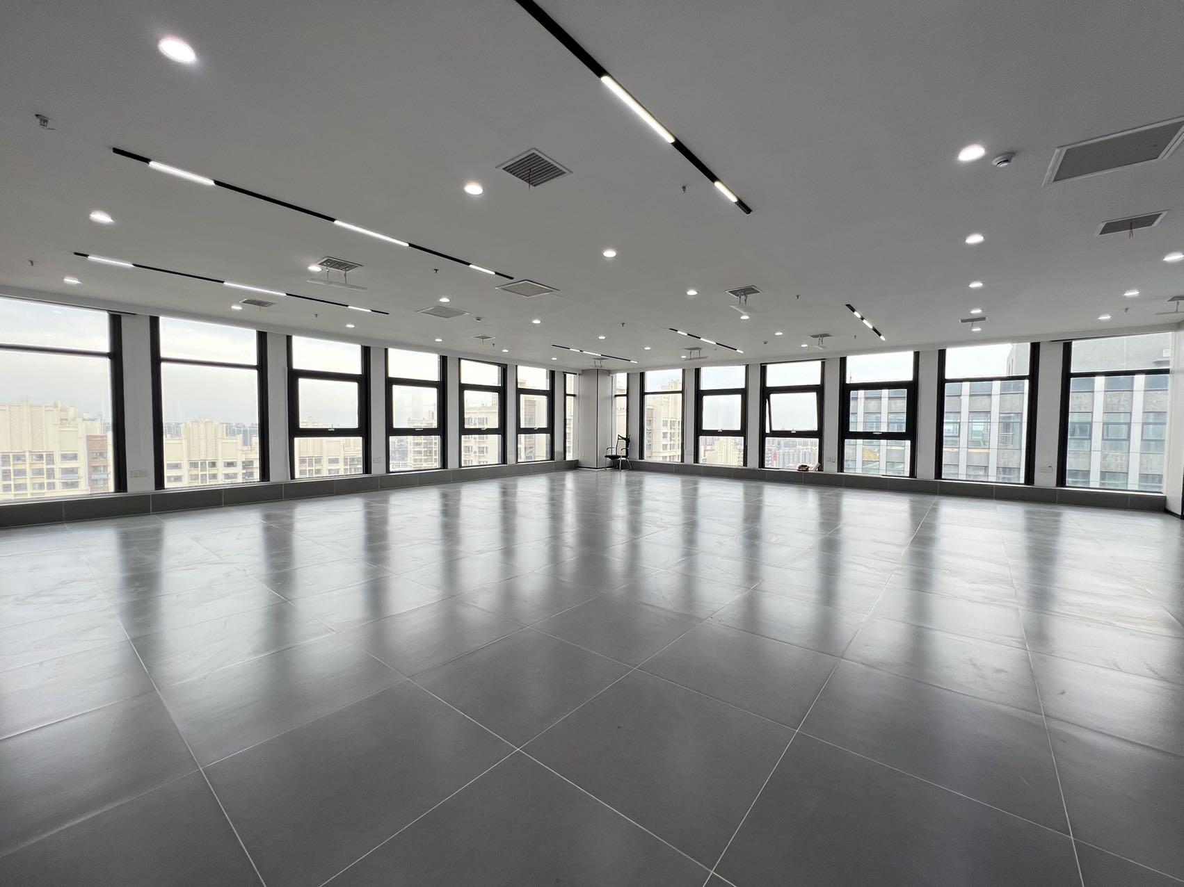 高新万达(17租)朝东北向 精装办公 平层 位于会展中心3+1,电梯口,多面采光,视频房